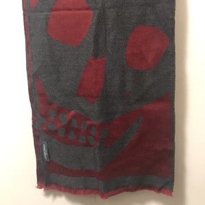 Alexander McQueen wool scarf in dark grey and red